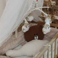 تخت نوزاد کنار مادر