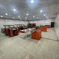 نگهبان با کار در سالن تولیدی