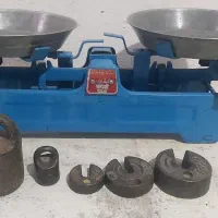 ترازوی قدیمی بهمراه سنگ کیلو
