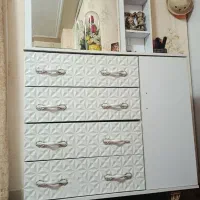 کمد چهارکشو و یک درب با آینه بازشو دو طبقه پشتش