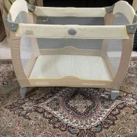 تخت کنار مادر