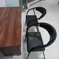 تعدادی صندلی انتظار
