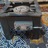 اجاق گاز و چهار پایه فلزی