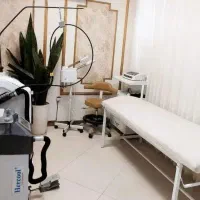 اپراتور لیزر خانم و دستیار پزشک و منشی خانم