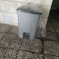 سطل زباله پلاستیکی پدال دار و لوستر برای اتاق خواب