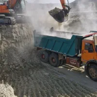 راننده بیل مکانیکی کارگاه راهسازی در حومه چابهار
