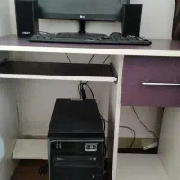 کامپیوتر با میز