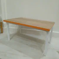 میز تحریر پایه فلزی میز لپتاپ، نشسته