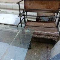 1.میزفلزی4نفره بالاش سنگ و4نیمکت فلزی دونفره