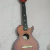 گیتار (سایز نسبتاً کوچک)