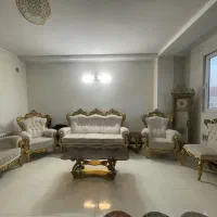 مبل استیل و ساعت برنجی ایستاده