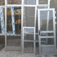 در پنجره المنیومی