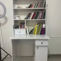 کتابخانه و میز آرایش