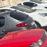 نیرو کار در پارکینگ