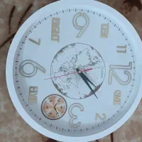 یک عدد ساعت دیواری کاملا نو