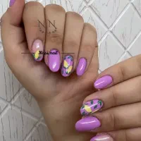 دستیار ناخن مسلط به سوهان کشی