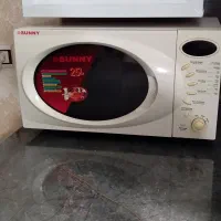 یک ماکروویو نو استفاده نشده داری جوجه گردان