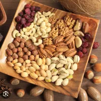 فروشنده خانم  جوان در اجیل و خشکبار شیفت عصر