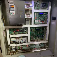 شاگرد در کار اسانسور