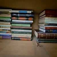 تعداد زیادی کتاب قدیمی