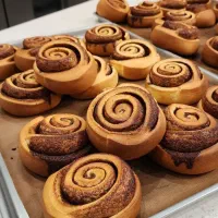 نیرو خدماتی آقا  در کارگاه شیرینی پزی