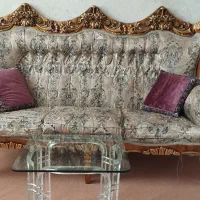 یک دست مبل سلطنتی ۷نفره همراه با کوسن ومیز عسلی