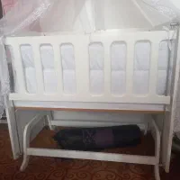 تخت  کنار مادر نو نو