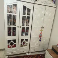 دو عدد تخت خواب دو عدد کمد و یک میز