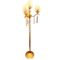 آباژور ایستاده کنار سالنی