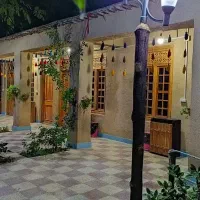 کارگر با خانواده در مجتمع گردشگری فاروق