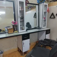 ویترین آرایشگاهی،صندلی اصلاح ومیکاپ