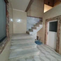 یک واحد مسکونی زیر همکف راه مشترک