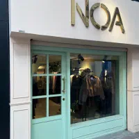 فروشنده خانم برای لباس