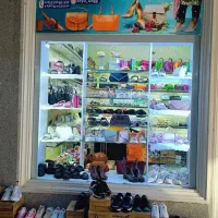 فروشنده خانم برای فروش کیف و کفش
