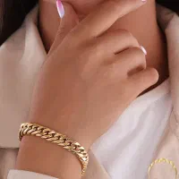 دستبند زیبا در حد نو