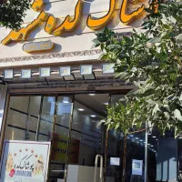 فروشنده در فروشگاه پوشاک