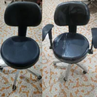 صندلی و کتابخانه