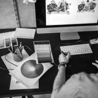 طراح آشنا به‌کورل