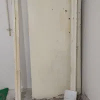درب چوبی همراه با یانو و چارچوب