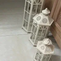 جا شمعی و فانوس کنار سالنی