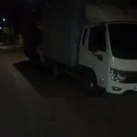 راننده رانندگی بیرون شهر
