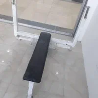 میز پرس سینه و میز لاری بهمراه دمبل منحنی و لوازم