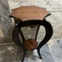 میز چوبی کنار سالنی ،تلفن ،آباژور