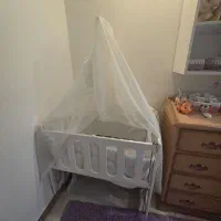 تخت کنار مادر سفید