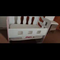 تخت نوزاد کنار مادر