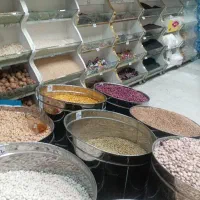 استند شکلات و آجیل. قفسه برای اجناس حبوبات