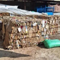 کارگر در ضایعاتی