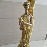 مجسمه وگلدان