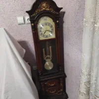 ساعت بر پایی ایستاده به رنگ قهوه ای