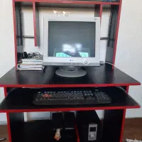 سیستم کامپیوتر با کیس و صفح کلید با میز در حد نو